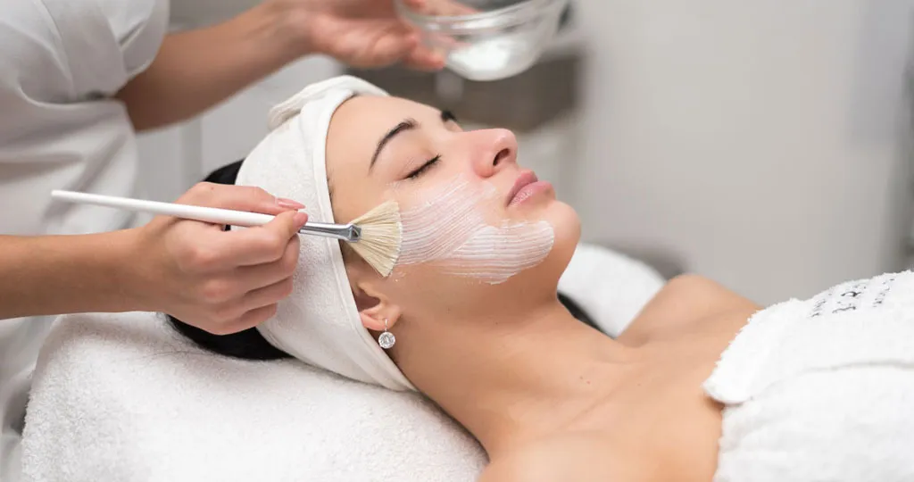 Ponúkame prístrojové ošetrenia, bezihlovú mezoterapiu, maderoterapiu, trvalú epiláciu aj profesionálne svadobné a večerné líčenie. KriŠtal Beauty Studio - Kozmetické štúdio v Rožňave