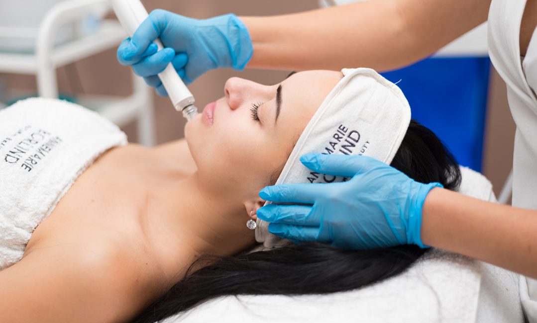 Profesionálny Hydra Beauty systém starostlivosti o pleť je komplexné riešenie na čistenie a omladenie pleti, ktoré zabezpečí skvelé výsledky už pri prvom ošetrení klienta. Integruje tri rôzne technológie pre čistú, žiarivú a mladistvú pleť. Zahŕňa technológiu AquaClean, ktorá umožňuje mikrodermabráziu a hĺbkové čistenie pleti súčasne. Elektroporačná ošetrovacia hlavica so zakomponovanou svetelnou LED terapiou poskytuje výborné riešenie na transport účinných látok do pokožky, zatiaľ čo hlavicu s diamantovým hrotom a zabudovaným vákuom možno aplikovať na dokonalú exfoliáciu a čistenie pleti. Pravidelnosť opakovaní 1x/2-3 týždne. Je bez obmedzení, môže sa vykonávať celoročne. POSTUP 1. krok – intenzívne ošetrenie T-zóny Kyselina mliečna odstráni maz a oxidované nečistoty usadené hlboko v póroch. 2. krok – šetrné čistenie Pôsobením kyseliny salicylovej sa odstránia odumreté čiastočky kože; upokojí sa oblasť s výskytom akné, zabezpečí sa intenzívne ošetrenie T-zóny a odstránenie komedónov a iných nečistôt. 3. krok – hydratácia a výživa pleti Živiny a hĺbkovo hydratujúce zložky roztoku prenikajú do pokožky.